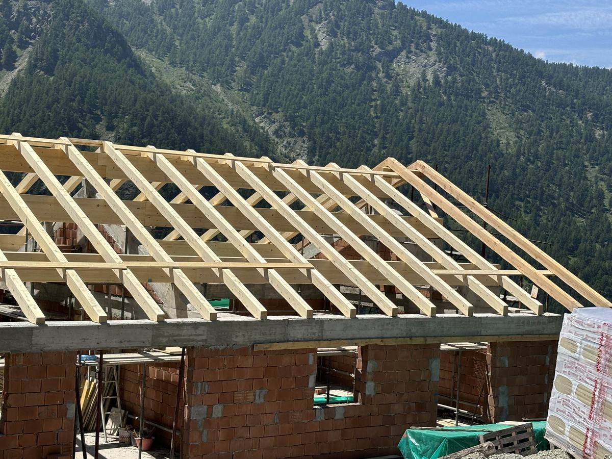 Nuova orditura in legno di un tetto appena montata sopra la muratura di un edificio