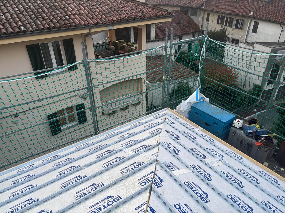 Pannelli isolanti posati sulla falda di un tetto prima della posa del manto di copertura