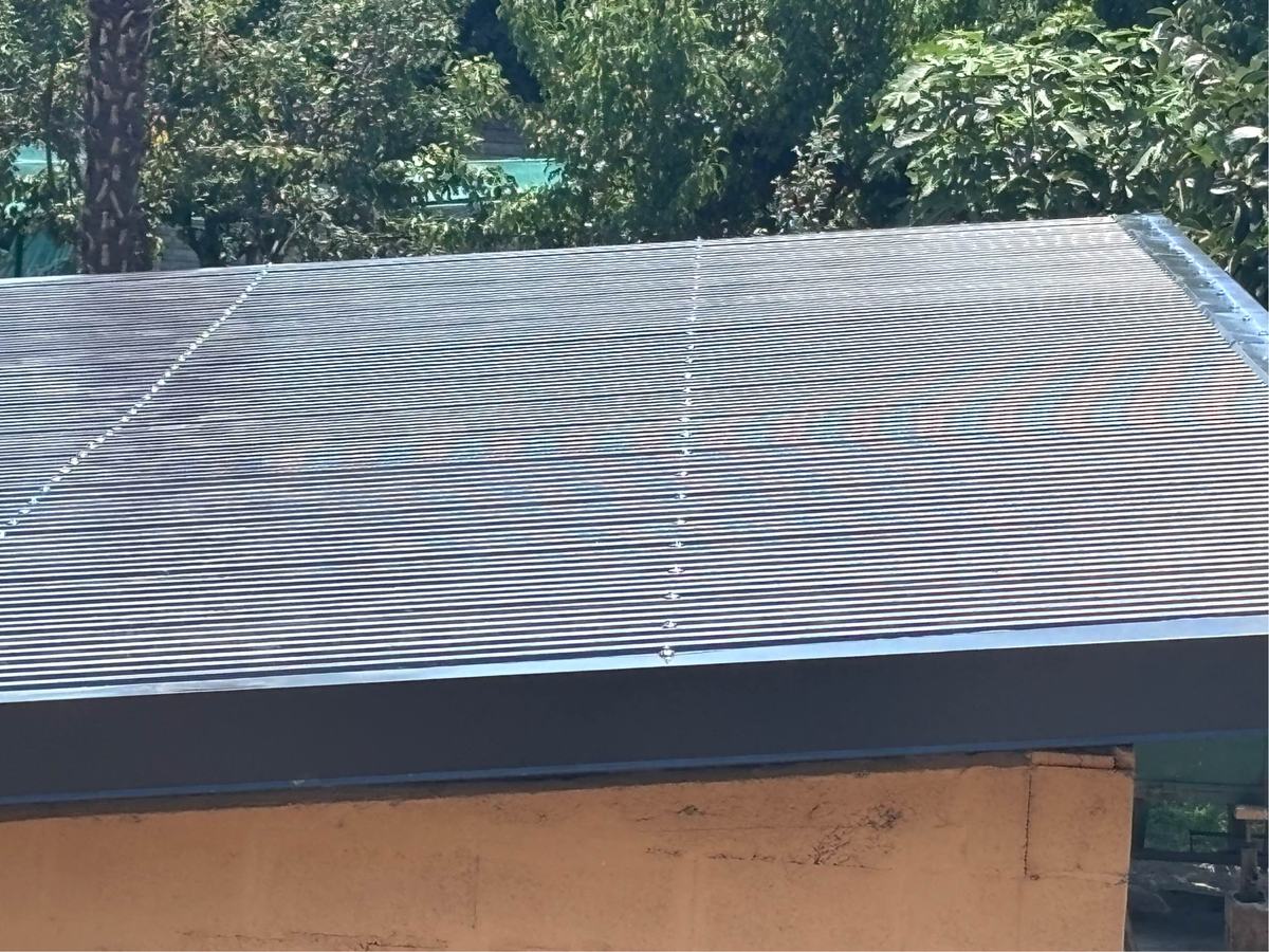 Copertura metallica con canale di gronda e scossalina perimetrale appena installati